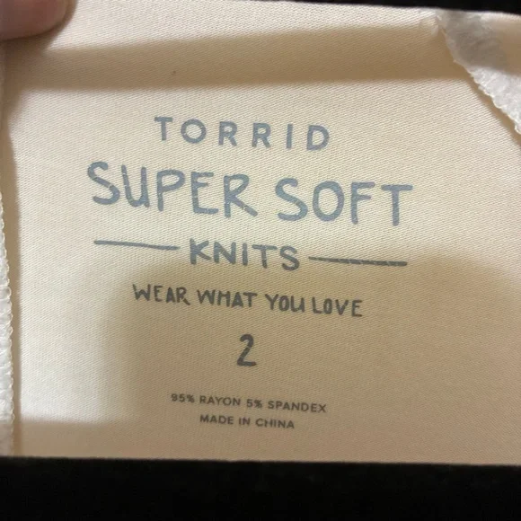 Torrid Super Soft Knits Varisty Tee Women’s 2 White Round Hem V-Neck T-Shirt - Picture 7 of 9